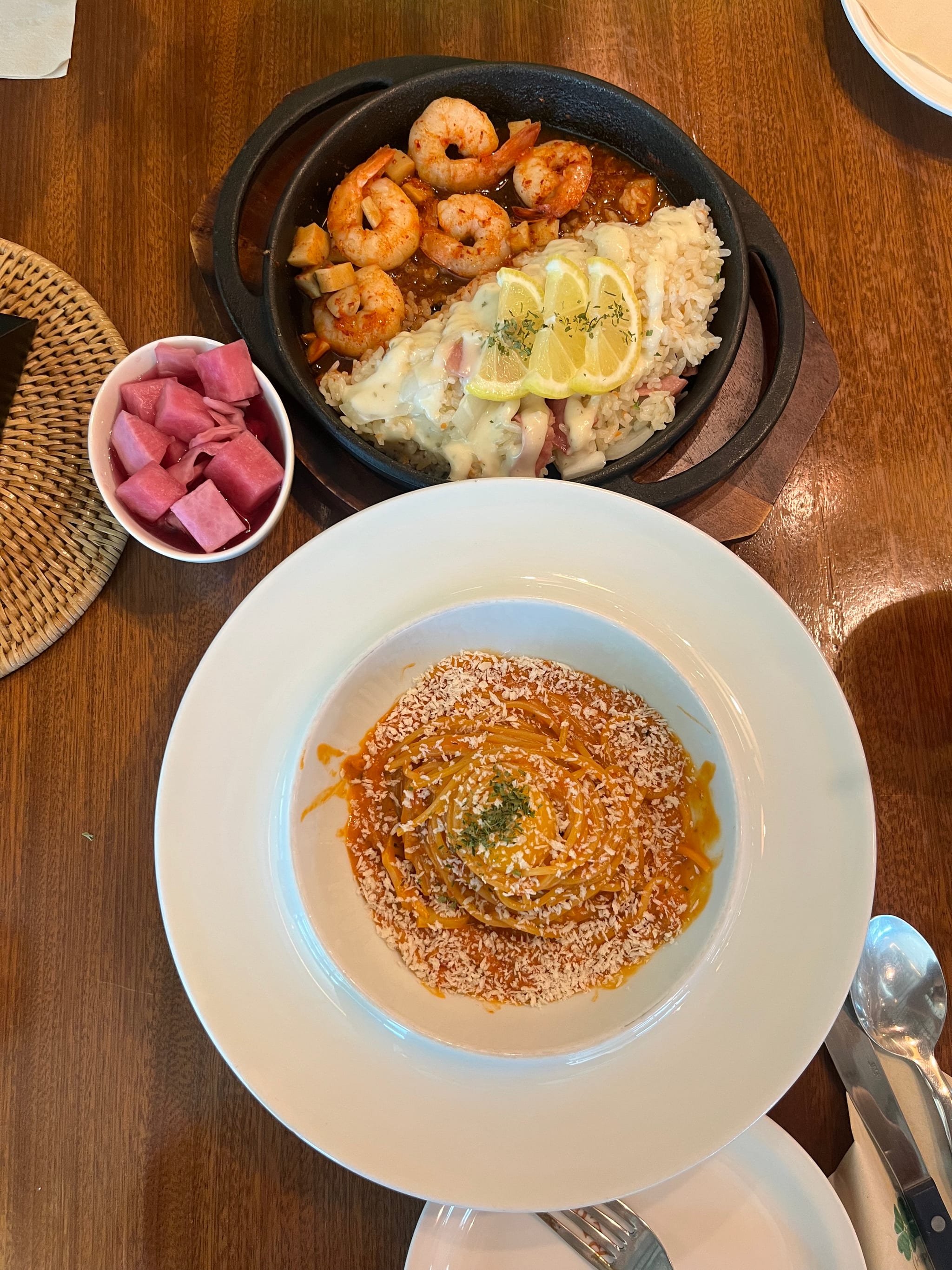 새우 리조또와 토마토 파스타가 함께 나온 식탁